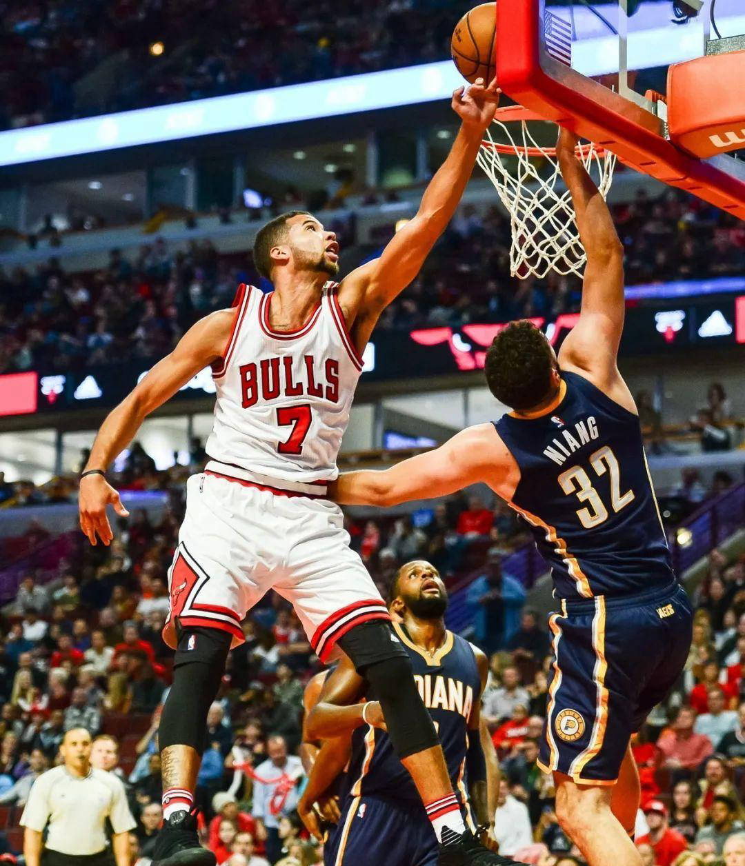 新秀球员惊艳发挥赢得全场掌声(新秀球员惊艳发挥赢得全场掌声视频)