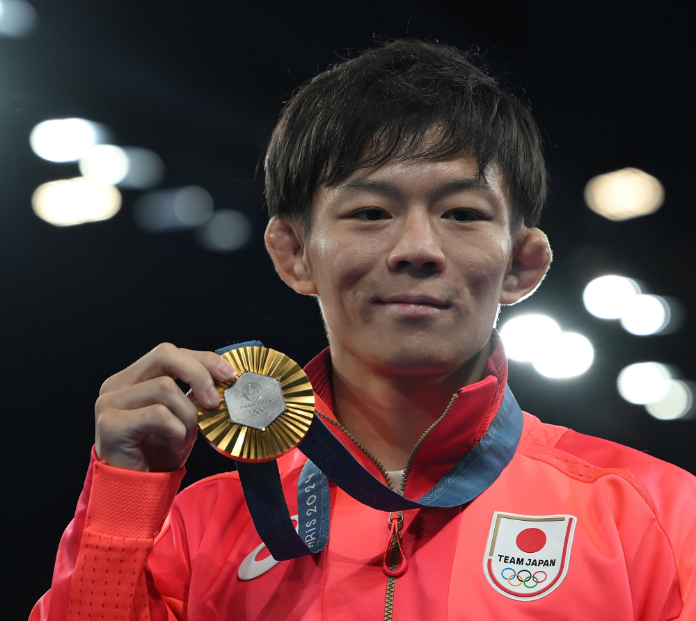 乌兹别克斯坦摔跤手勇夺冠军