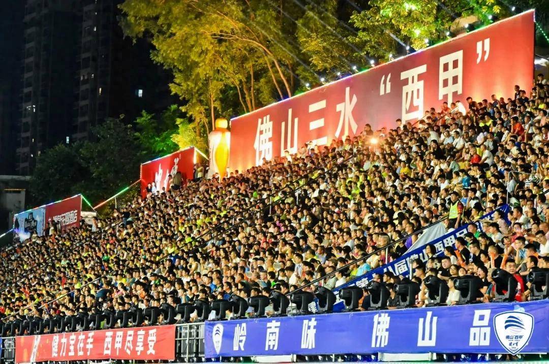 足球盛事人气高涨，赛场上引发热闹场面