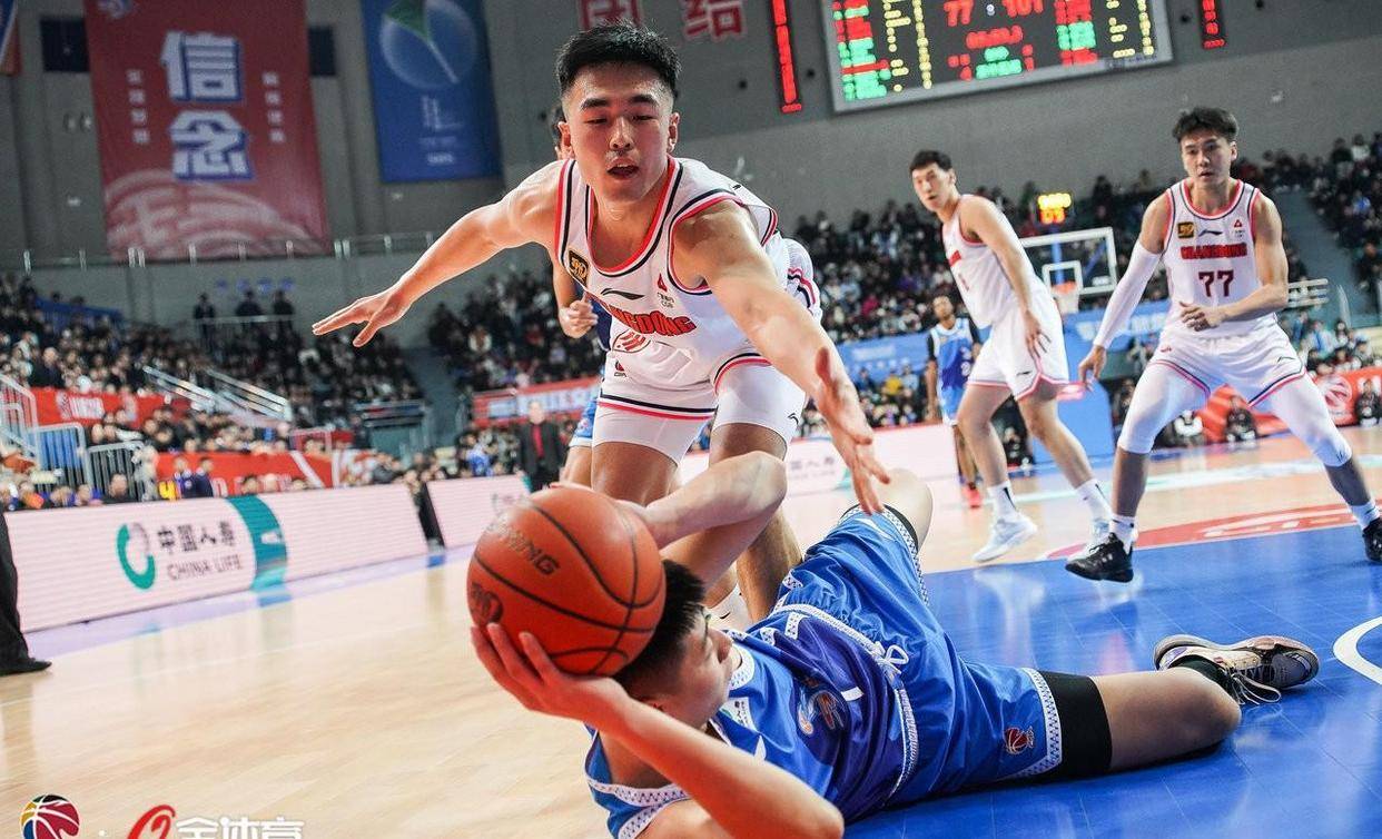 广州男篮主场取胜上海队，结束连败
