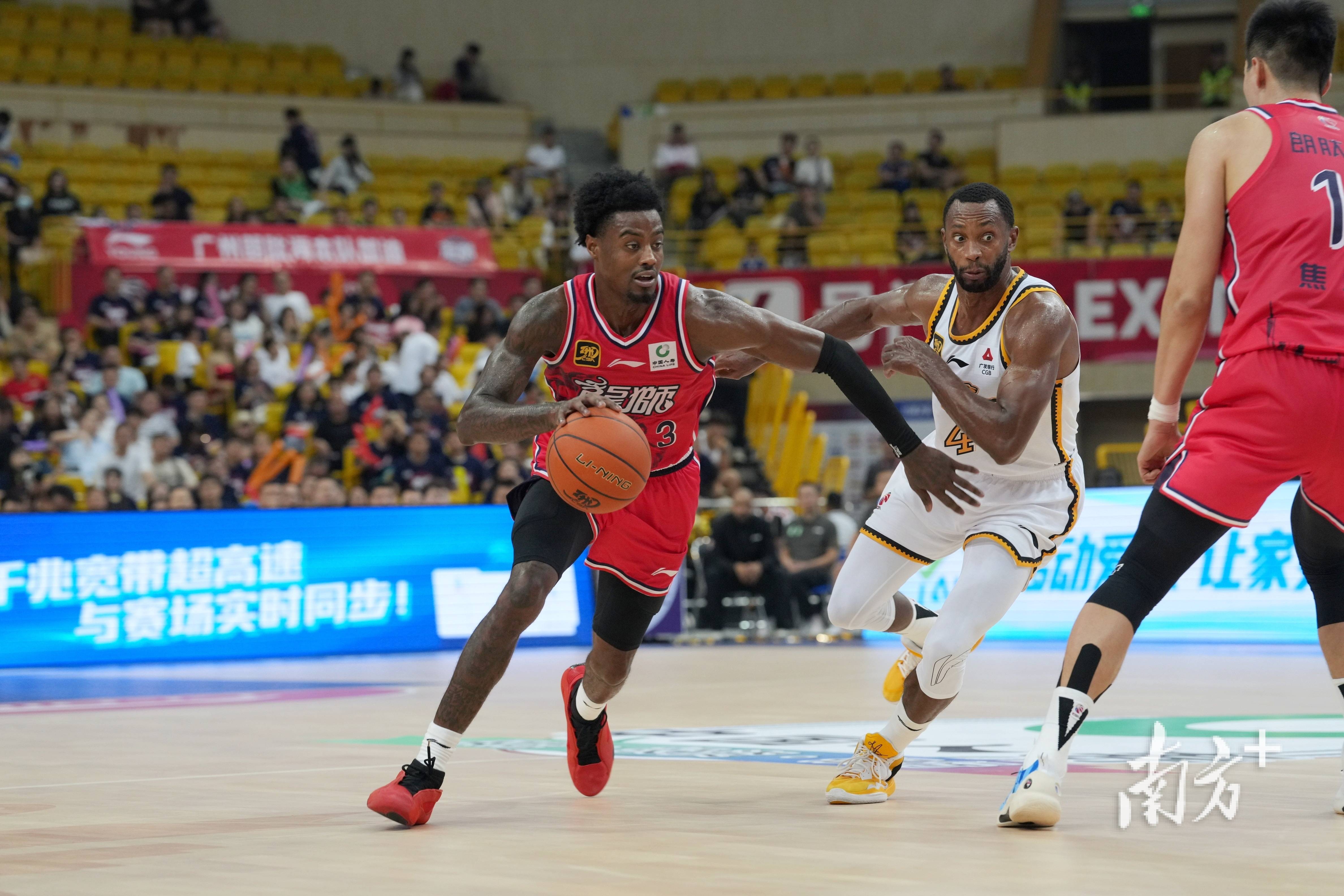 广州男篮主场取胜上海队，结束连败