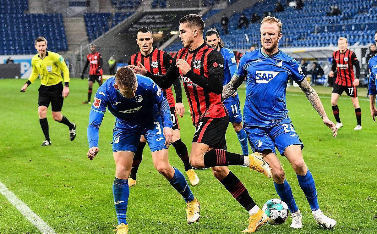 包含柏林赫塔客场击败科隆，止住连败势头的词条