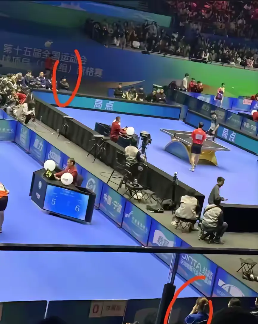 惊心动魄比赛现场，球迷情绪高涨