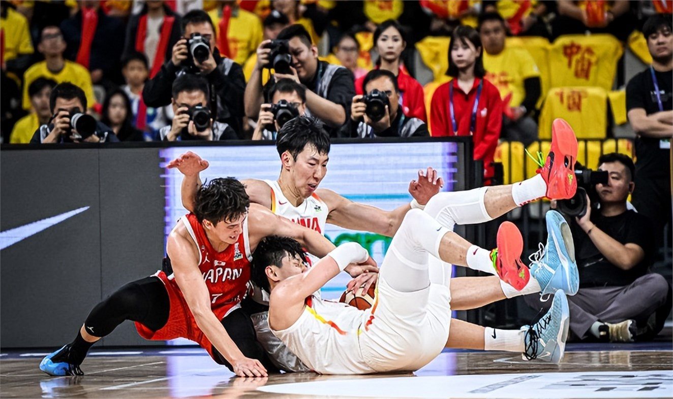 体育赛场竞争激烈，各支队伍奋力拼搏