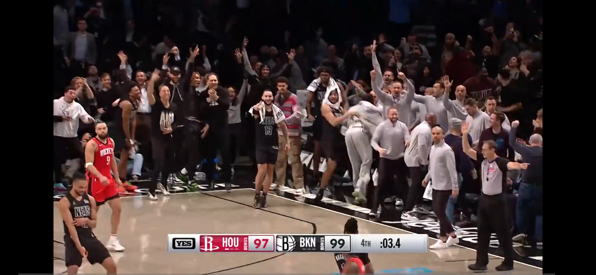 激情四溢赛场上，球员技艺精湛场面震撼