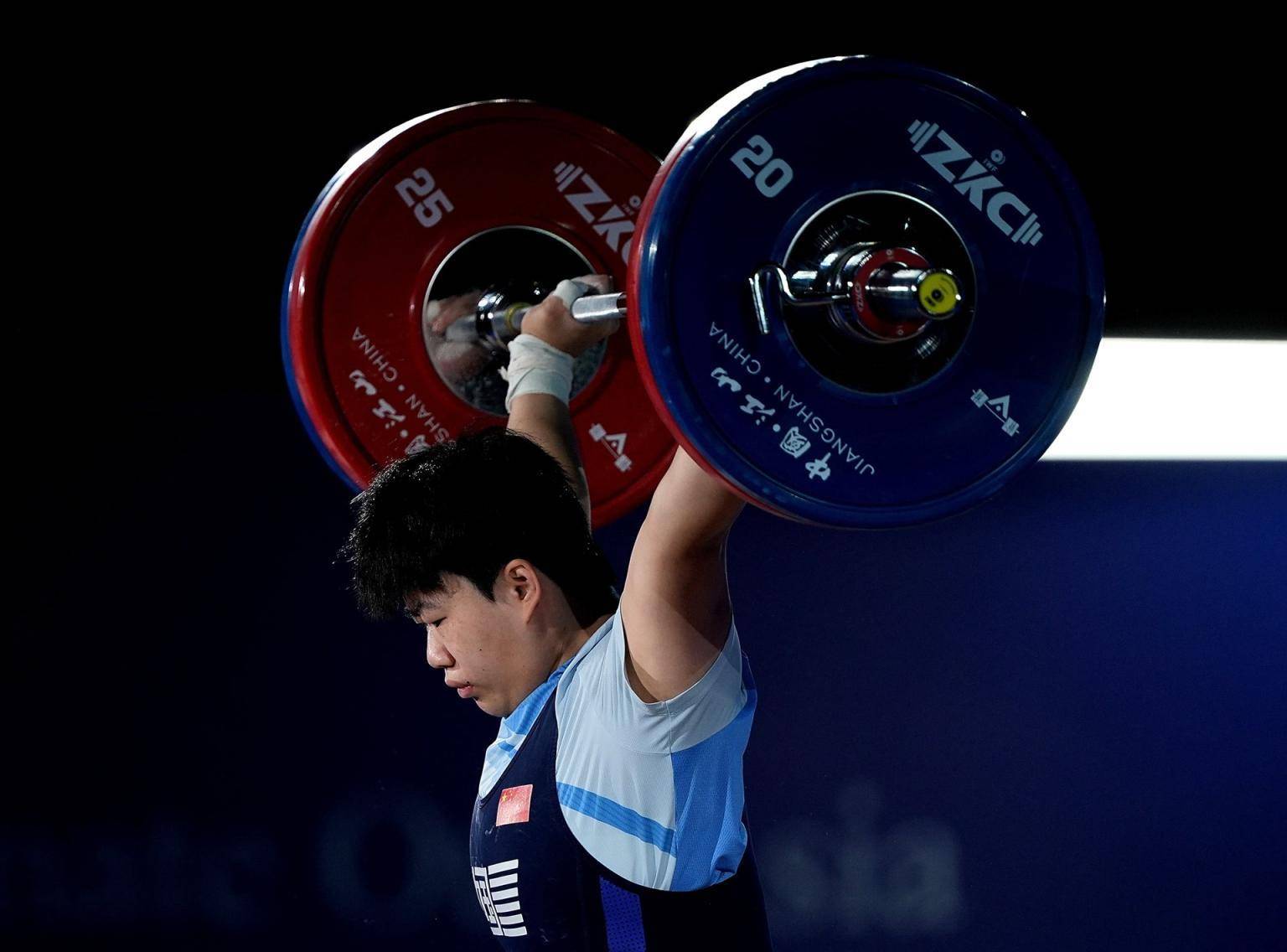 举重选手力压群雄夺得金牌！