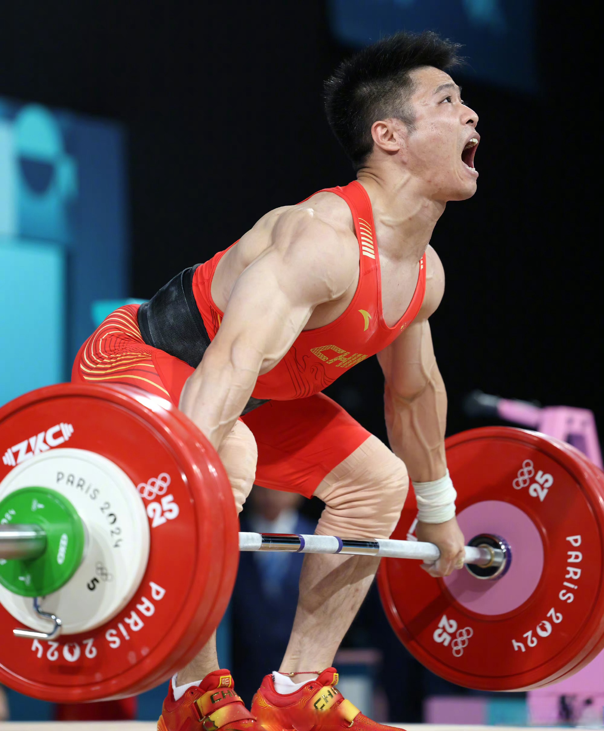 举重选手力压群雄夺得金牌！