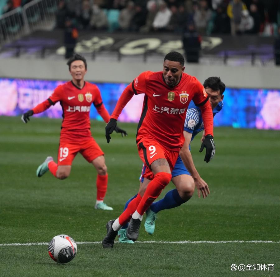 球员在比赛中全力以赴，为球队争取胜利