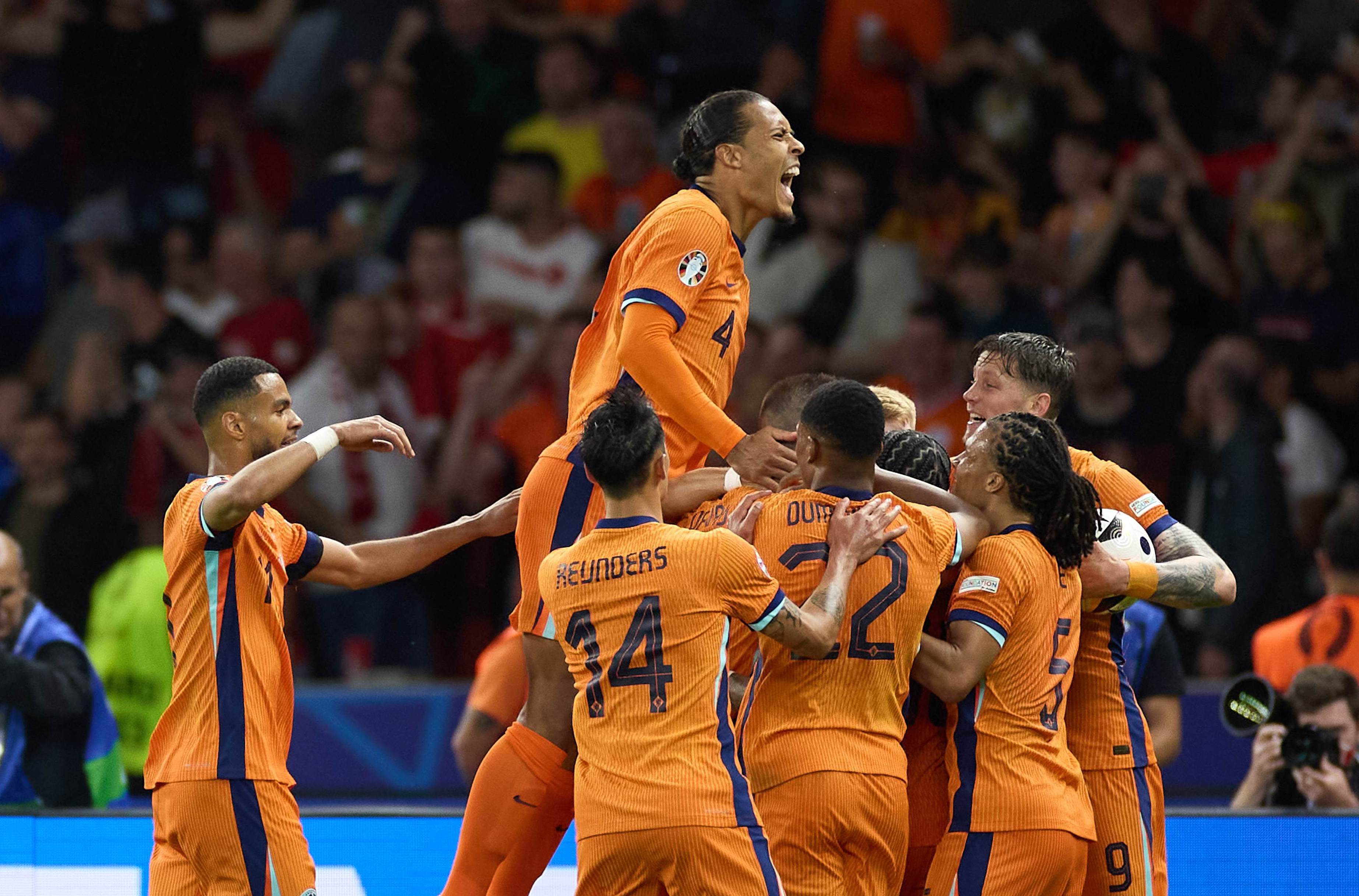 关于欧洲足球联赛竞争激烈，强队展现实力的信息