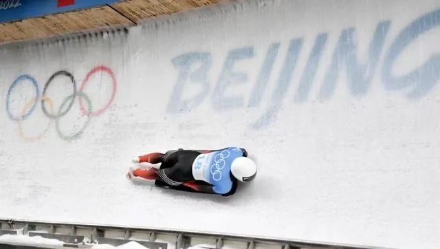 关于挪威滑雪选手飞驰冰面，刷新记录的信息