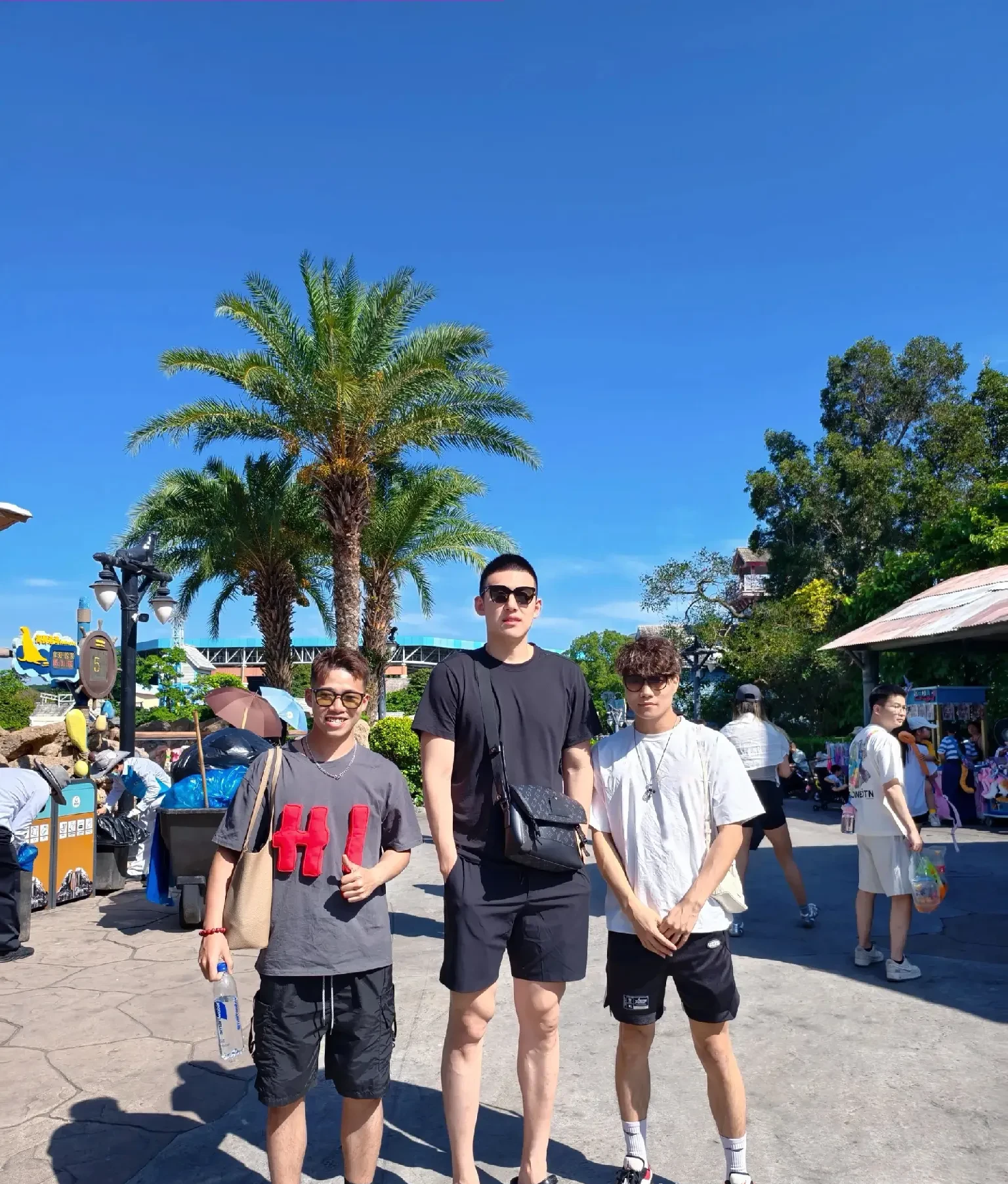 篮球巨星晒自拍：与球迷交流互动