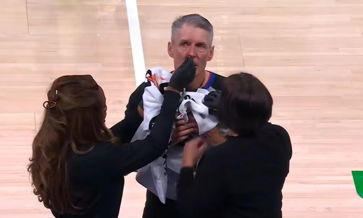 精彩篮球对决：火药味十足的比赛现场的简单介绍