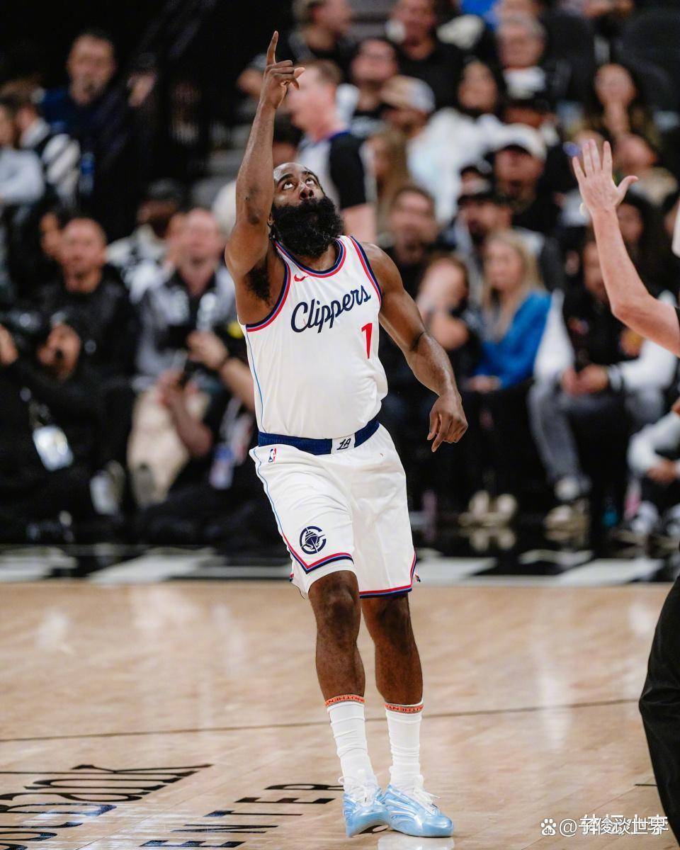 快船凭借哈勒尔关键时刻稳住比赛，战胜马刺