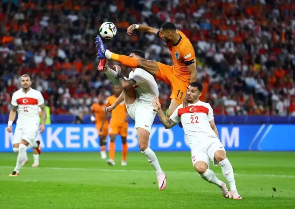 足球比赛中精彩瞬间不断涌现，激情无限的简单介绍