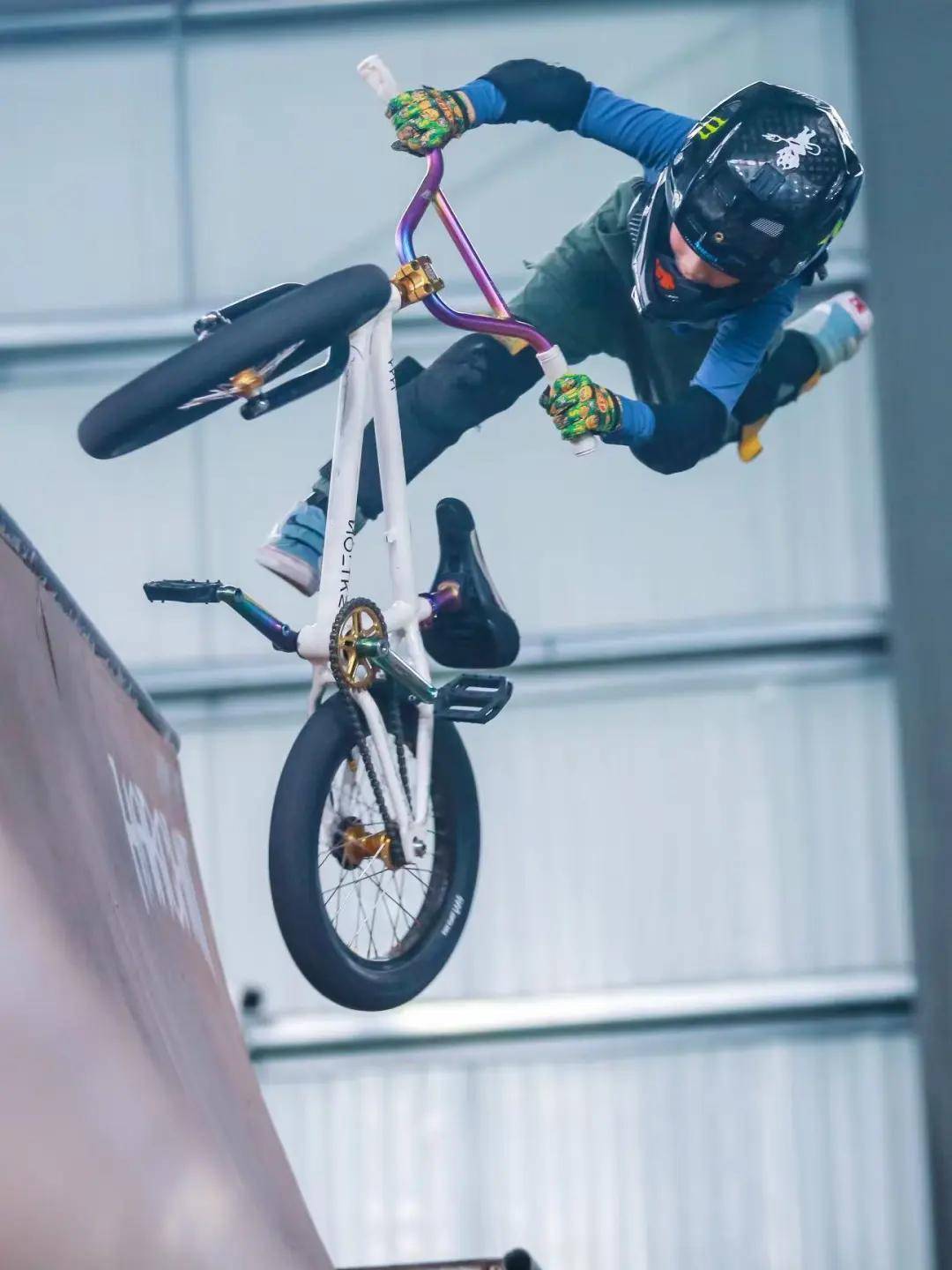 挑战极限！球员们在比赛中努力不懈向前迈进的简单介绍