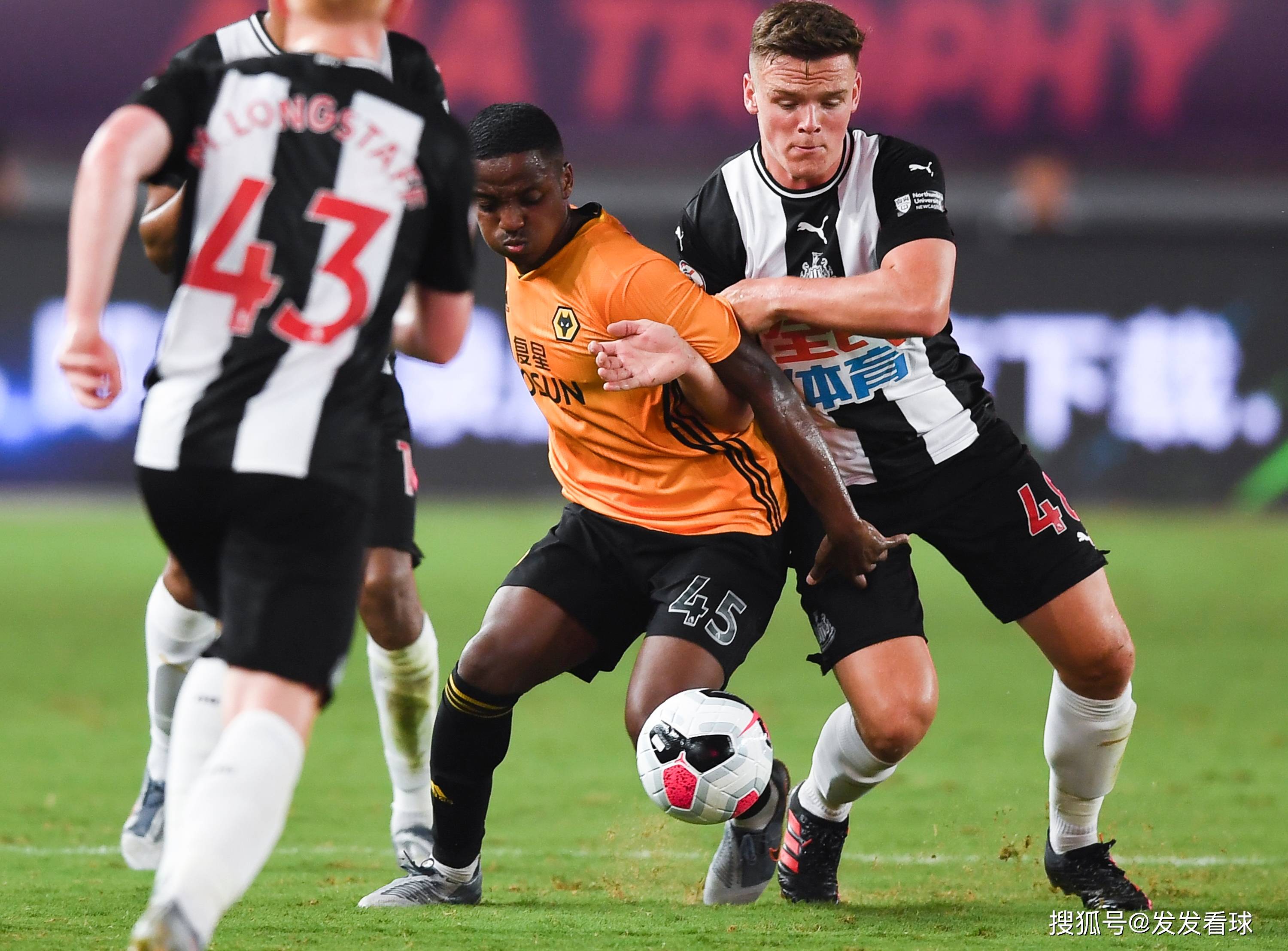 千钧一发的比赛中，胜负难定