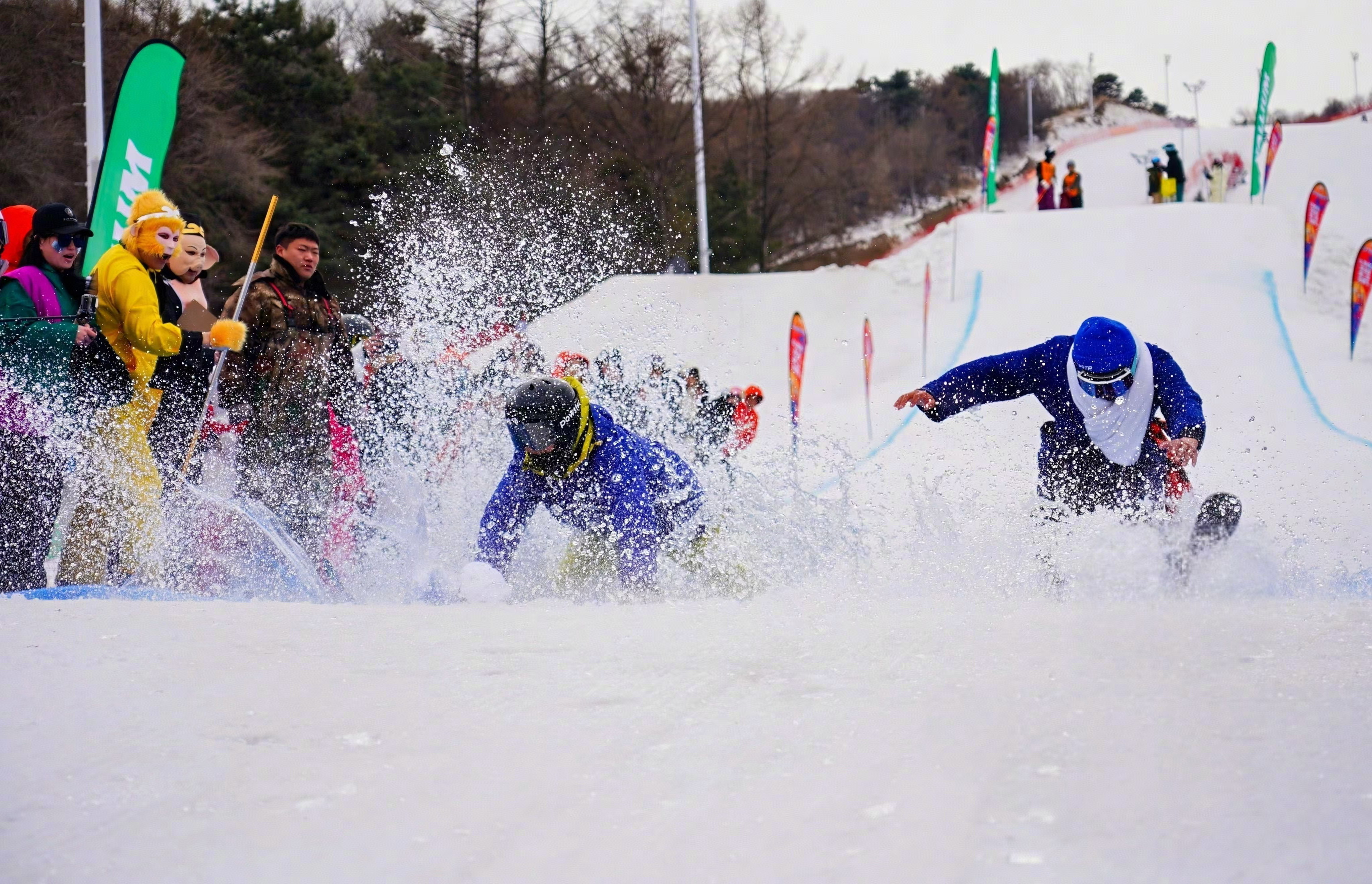 滑雪比赛场上紧张刺激，观众尖叫