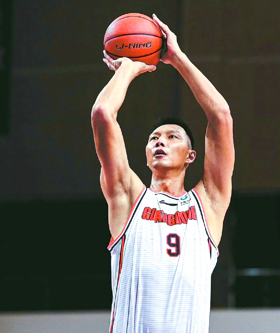 包含易建联迎职业生涯新里程碑：CBA生涯总得分突破1万，创历史记录的词条