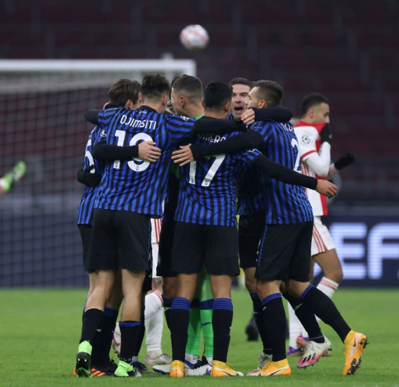 关于亚特兰大客场战平，暂居中游位置的信息