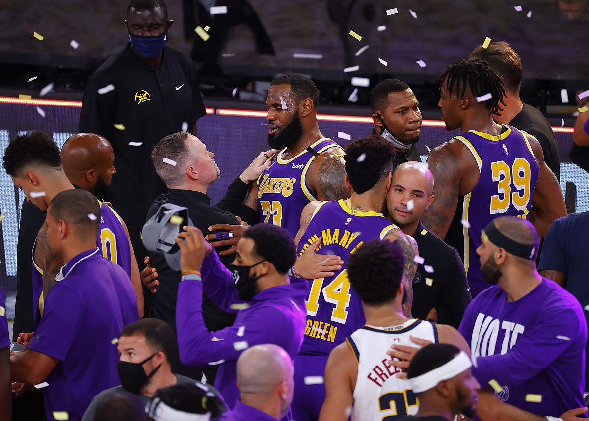 湖人击败马刺，展现强大实力