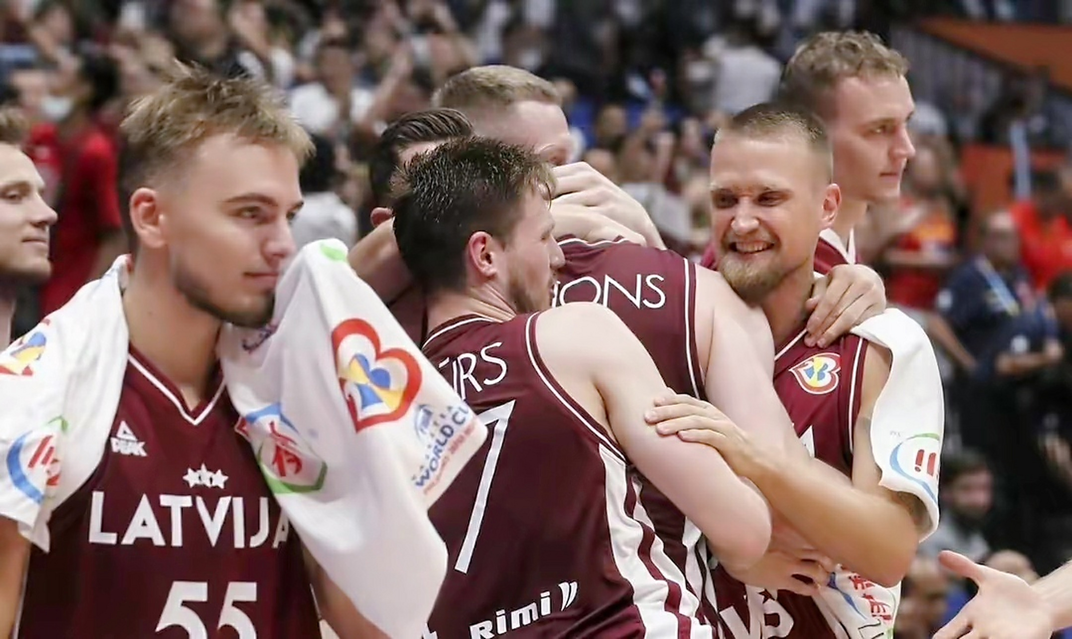 拉脱维亚队在比赛中力克对手，备战欧洲杯